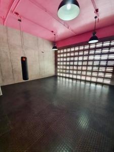 une pièce vide avec des murs roses et une pièce avec un projecteur dans l'établissement Cómodo y elegante apartamento en fabuloso condo!, à San José