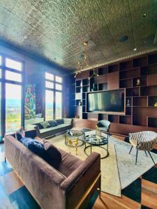 sala de estar con sofá grande y TV en Cómodo y elegante apartamento en fabuloso condo! en San José