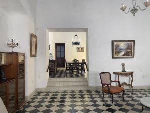a hallway with a room with a table and chairs at Casa María en Centro Histórico in Campeche