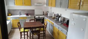 Kuchyňa alebo kuchynka v ubytovaní Loches : gîte de charme indépendant avec jardin