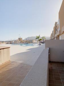 - Vistas a la piscina desde un edificio en Apartamento con vistas al mar el Porís, en Porís de Abona