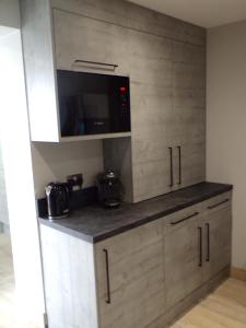 A kitchen or kitchenette at 4TheDome- Deluxe ground floor apartment opposite the sea