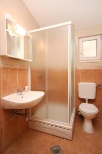 y baño con ducha, lavabo y aseo. en Apartment Baska Voda 10027a, en Baška Voda