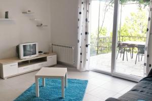TV a/nebo společenská místnost v ubytování Apartments with a parking space Opatija - 9655