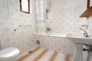 łazienka z toaletą i umywalką w obiekcie Apartments by the sea Igrane, Makarska - 10033 w mieście Igrane