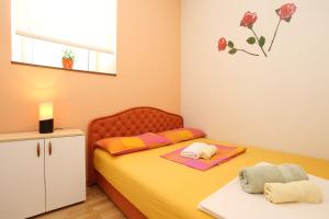 Postel nebo postele na pokoji v ubytování Apartments with WiFi Split - 10247