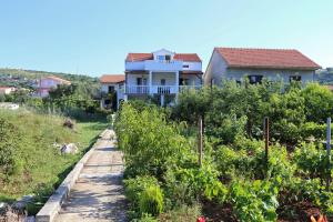Fotografie z fotogalerie ubytování Apartments by the sea Poljica, Trogir - 10237 v destinaci Marina