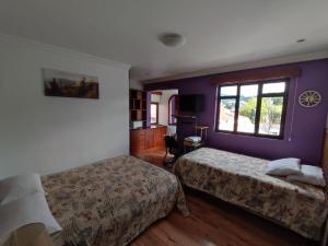 ein Hotelzimmer mit 2 Betten und einem Fenster in der Unterkunft Casatodosantos in Cuenca