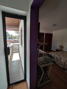 um quarto com vista para uma cama e uma janela em Casatodosantos em Cuenca
