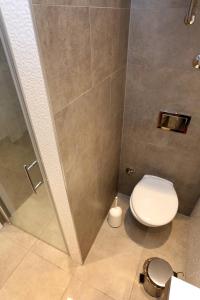 Apartment Duce 10304b في دوسيه: حمام مع مرحاض أبيض في كشك