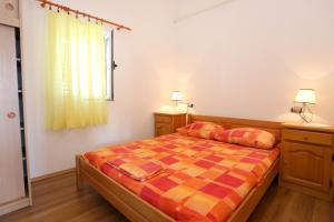 BrijestaにあるApartments by the sea Zuronja, Peljesac - 10123のベッドルーム1室(チェック入りの毛布付きのベッド1台付)
