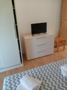 Televizorius ir (arba) pramogų centras apgyvendinimo įstaigoje Apartment Zuronja 10137b