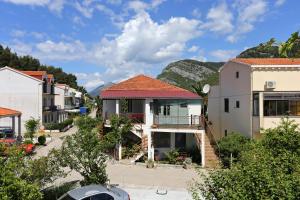 a town with houses and mountains in the background at Apartment Zuljana 10112a in Žuljana