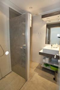 bagno con doccia e lavandino di Apartment Duce 10304c a Duće