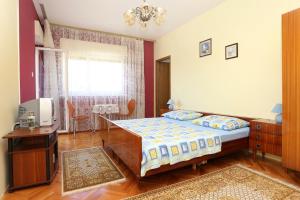 Postel nebo postele na pokoji v ubytování Apartments by the sea Vinisce, Trogir - 10241