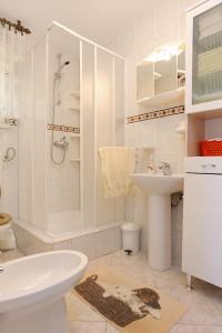 Koupelna v ubytování Apartments by the sea Vinisce, Trogir - 10241