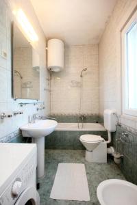 uma casa de banho com um lavatório, um WC e uma banheira em Apartments by the sea Kuciste, Peljesac - 10095 em Kučište
