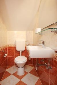 uma casa de banho com um WC e um lavatório em Apartments by the sea Kuciste, Peljesac - 10095 em Kučište