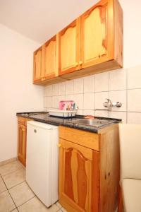 Kuchyň nebo kuchyňský kout v ubytování Apartments and rooms with parking space Orebic, Peljesac - 10191