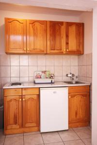 Kuchyň nebo kuchyňský kout v ubytování Apartments and rooms with parking space Orebic, Peljesac - 10191