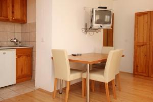 Kuchyň nebo kuchyňský kout v ubytování Apartments and rooms with parking space Orebic, Peljesac - 10191