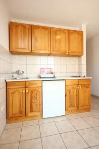 Kuchyň nebo kuchyňský kout v ubytování Apartments and rooms with parking space Orebic, Peljesac - 10191