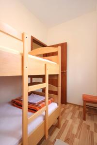 Zimmer mit Etagenbett und 2 Etagenbetten in der Unterkunft Apartment Orebic 10097a in Orebić