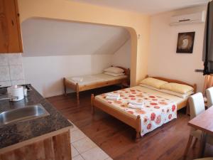 Posteľ alebo postele v izbe v ubytovaní Apartments and rooms with parking space Orebic, Peljesac - 10192