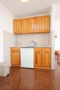 Kuchyňa alebo kuchynka v ubytovaní Apartments and rooms with parking space Orebic, Peljesac - 10192
