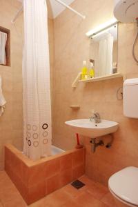 Kúpeľňa v ubytovaní Apartments with parking spaces Orebic, Peljesac - 10193