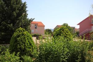 Vonkajšia záhrada v ubytovaní Apartments with parking spaces Orebic, Peljesac - 10193