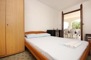1 dormitorio con 1 cama y algunas sillas en Apartments with a parking space Orebic, Peljesac - 10193, en Orebić
