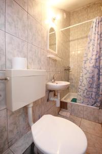 Kúpeľňa v ubytovaní Apartments with parking spaces Orebic, Peljesac - 10193