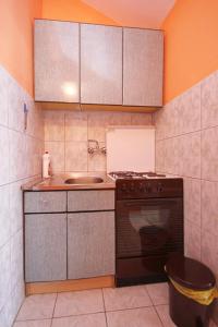 una pequeña cocina con fogones y fregadero en Apartments with a parking space Orebic, Peljesac - 10193, en Orebić