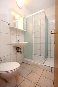 Apartments with a swimming pool Orebic, Peljesac - 10166 في أوربيك: حمام مع مرحاض ودش ومغسلة
