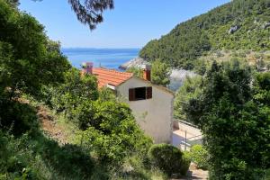 una casa en una colina con vistas al agua en Secluded fisherman's cottage Cove Bacva, Korcula - 9475 en Korčula
