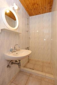 Zdjęcie z galerii obiektu Secluded fisherman's cottage Cove Bacva, Korcula - 9475 w Korčuli