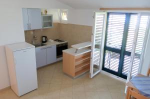 Kuchyňa alebo kuchynka v ubytovaní Apartments by the sea Loviste, Peljesac - 10197