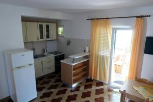 Kuchyňa alebo kuchynka v ubytovaní Apartments by the sea Loviste, Peljesac - 10197