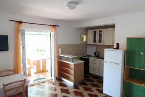 Kuchyňa alebo kuchynka v ubytovaní Apartments by the sea Loviste, Peljesac - 10197