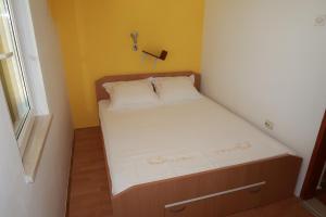 Posteľ alebo postele v izbe v ubytovaní Apartments by the sea Loviste, Peljesac - 10197