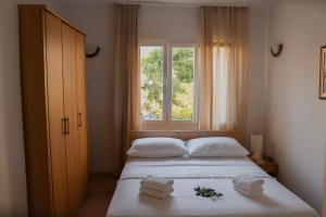 Posteľ alebo postele v izbe v ubytovaní Apartments for families with children Orebic, Peljesac - 10048
