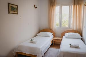Posteľ alebo postele v izbe v ubytovaní Apartments for families with children Orebic, Peljesac - 10048