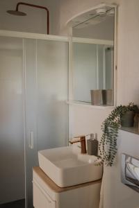 Baño blanco con lavabo y espejo en Apartments for families with children Orebic, Peljesac - 10048, en Orebić