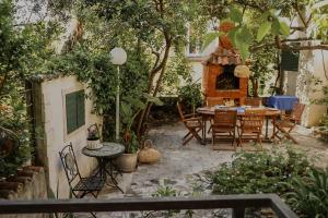 Vonkajšia záhrada v ubytovaní Apartments for families with children Orebic, Peljesac - 10048