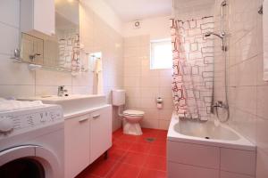 W łazience znajduje się umywalka i pralka. w obiekcie Apartments by the sea Zrnovska Banja, Korcula - 10050 w Korčuli