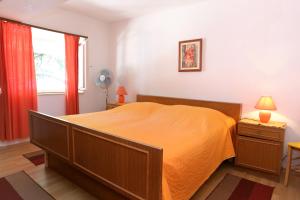 En eller flere senge i et værelse på Apartments by the sea Lumbarda, Korcula - 9480