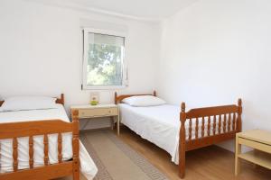 a bedroom with two beds and a window at Seaside holiday house Cove Vela Prapratna (Peljesac) - 9486 in Oskorušno