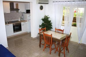Kuchyňa alebo kuchynka v ubytovaní Apartments with a parking space Orebic, Peljesac - 10101