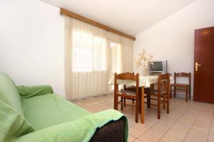 ein Wohnzimmer mit einem Tisch und einem Esszimmer in der Unterkunft Apartments by the sea Brna, Korcula - 10057 in Smokvica